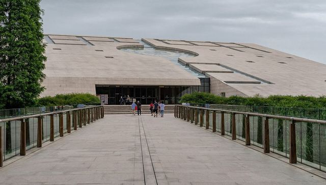 The long sloping roof of Jinsha Site Museum above a railed approach ramp